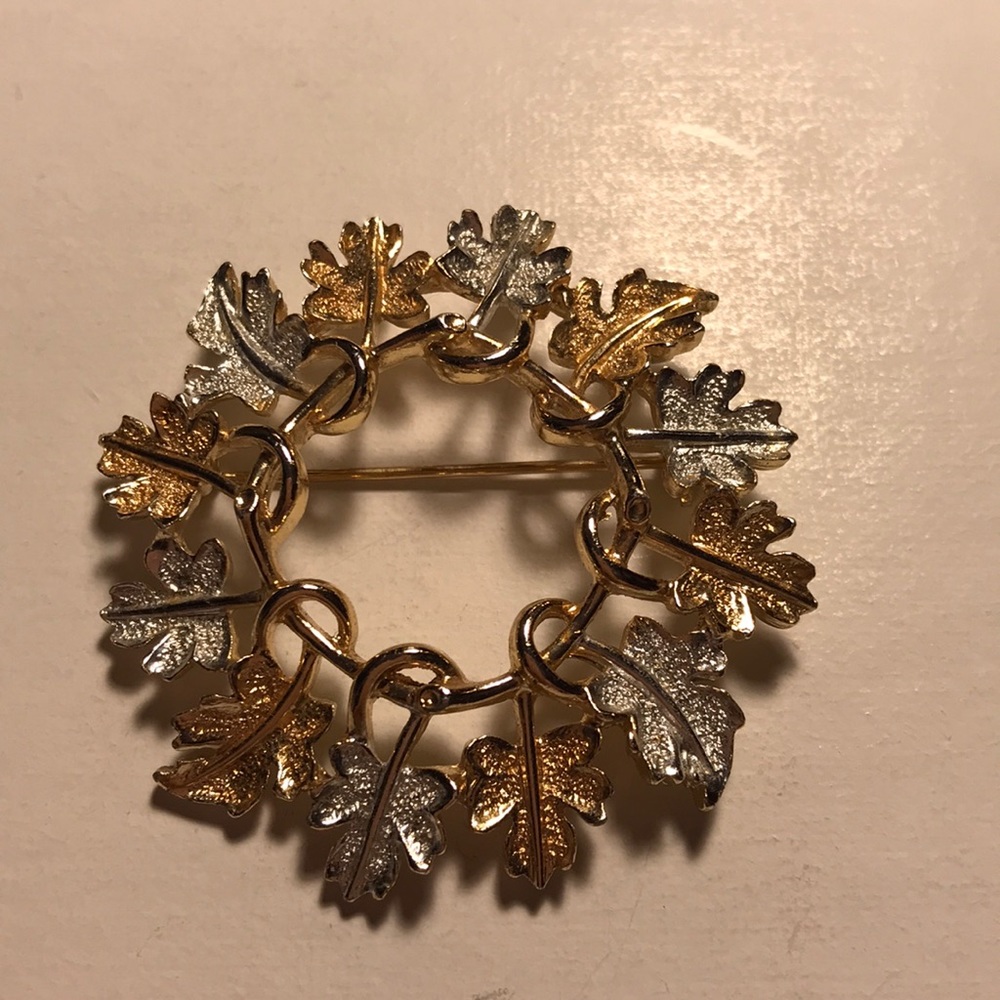 Two tone leaf wreath brooch